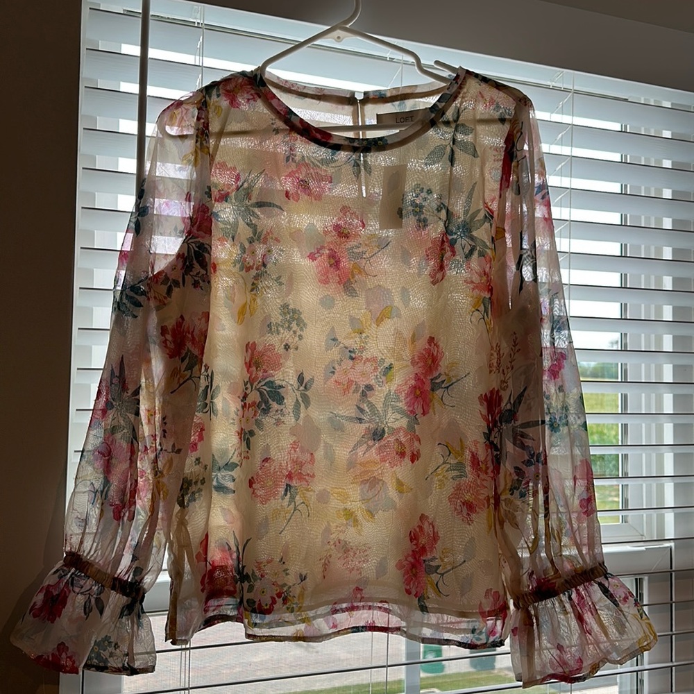 NWT gorgeous flower top